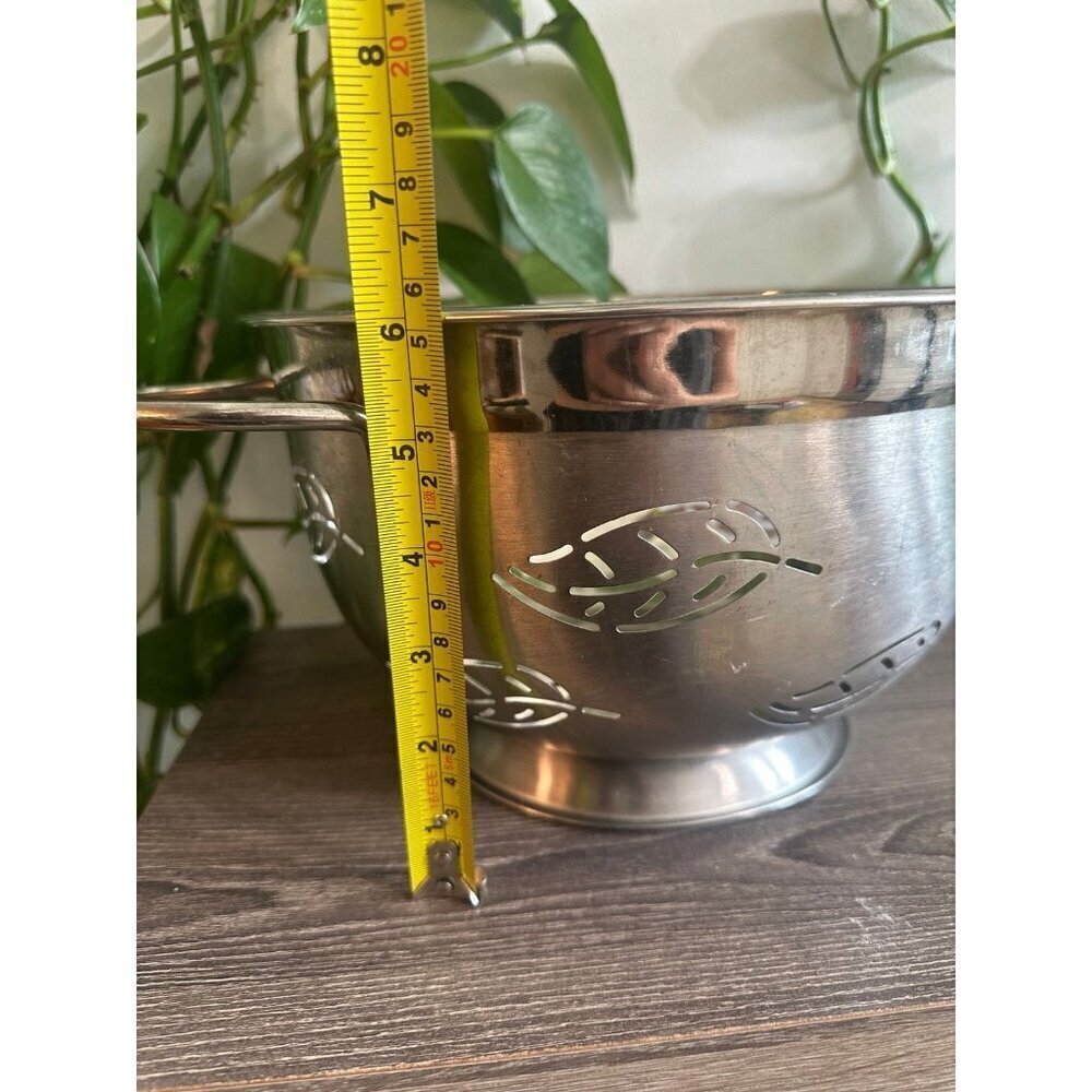 Stainless Steel Leaf-Pattern Colander with Handles - Picture 4 of 10